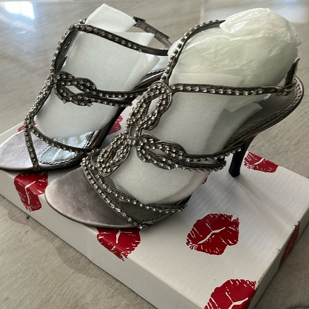 GORGEOUS PEWTER SANDALS BY TWO LIPS size 7.5 med